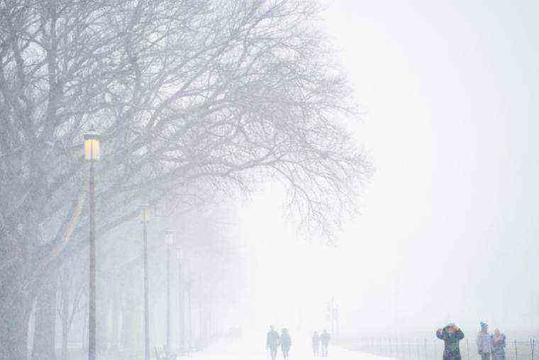 Pedestrians on the National Mall in Washington during a winter storm on January 16, 2022 (AFP / Stefani Reynolds)