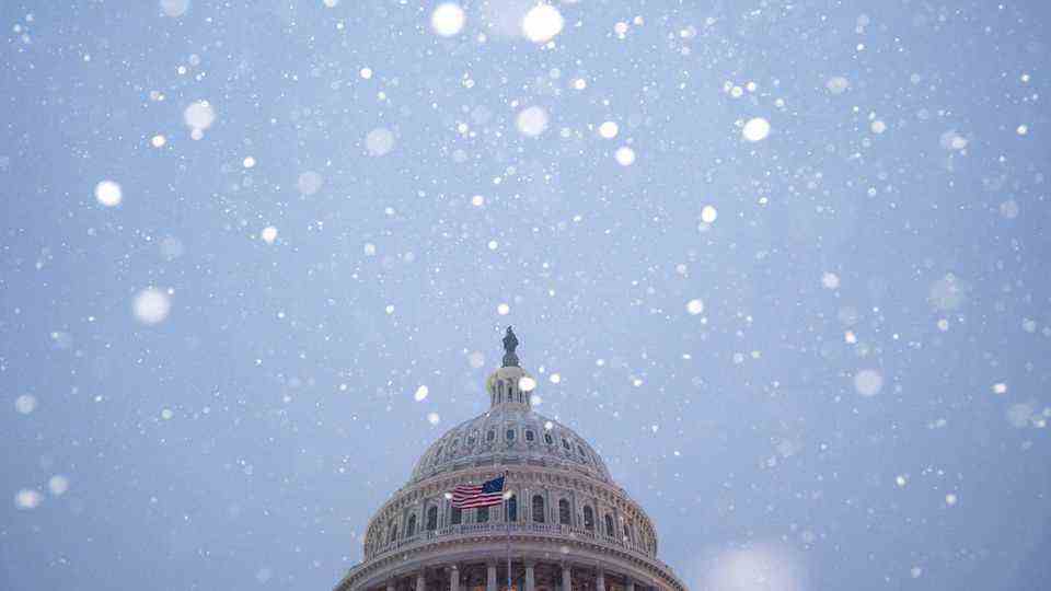Washington, United States.  Thick flakes fall over the roof of the Capitol in Washington.  As pretty as it looks: The enthusiasm about the snow flurry should be limited.  Over the weekend, millions of US citizens were affected by a violent winter storm in the east of the country.  200,000 people are said to have been affected by power outages.  According to the weather forecast, the storm is now moving towards Canada.