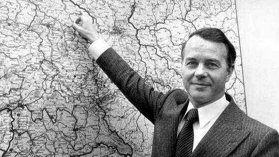 In 1977, Lower Saxony's Prime Minister Ernst Albrecht showed Gorleben on a map.  © dpa Photo: Wolfgang Weihs