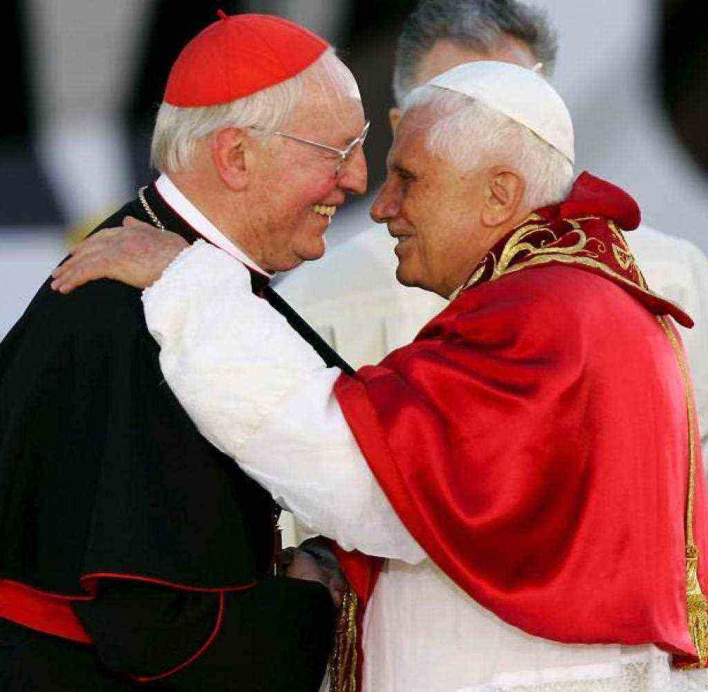 The then Pope Benedict XVI.  (r) hugs Cardinal Wetter on Munich's Marienplatz