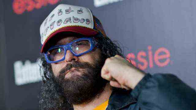 Fashion and pop culture in the USA: What does comedian Judah Friedlander want to say with this cap?  Here's the translation: World Champion.