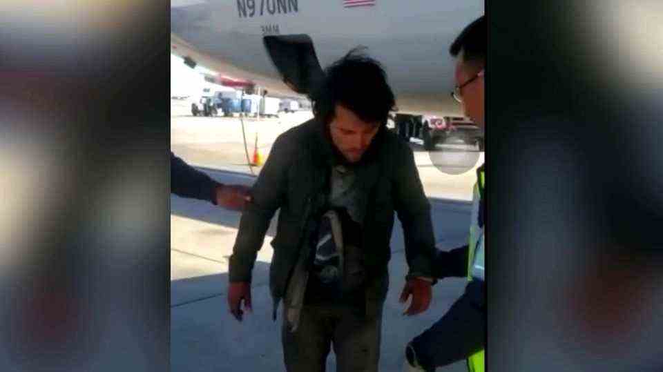 USA: Man survives escape in the landing gear of the plane