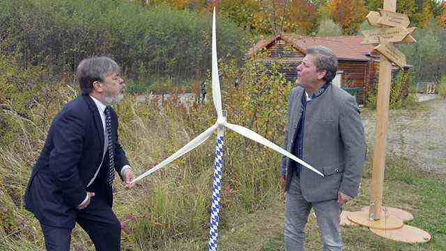 Wind energy: Since the starting gun with "wind cripple" Peter Beermann and Bavaria's Economics Minister Hubert Aiwanger, the use of wind energy in Forstenrieder Park has not progressed significantly.  The local politicians Andreas Most (left) and Harald Zipfel from Pullach and Neuried could not change that.