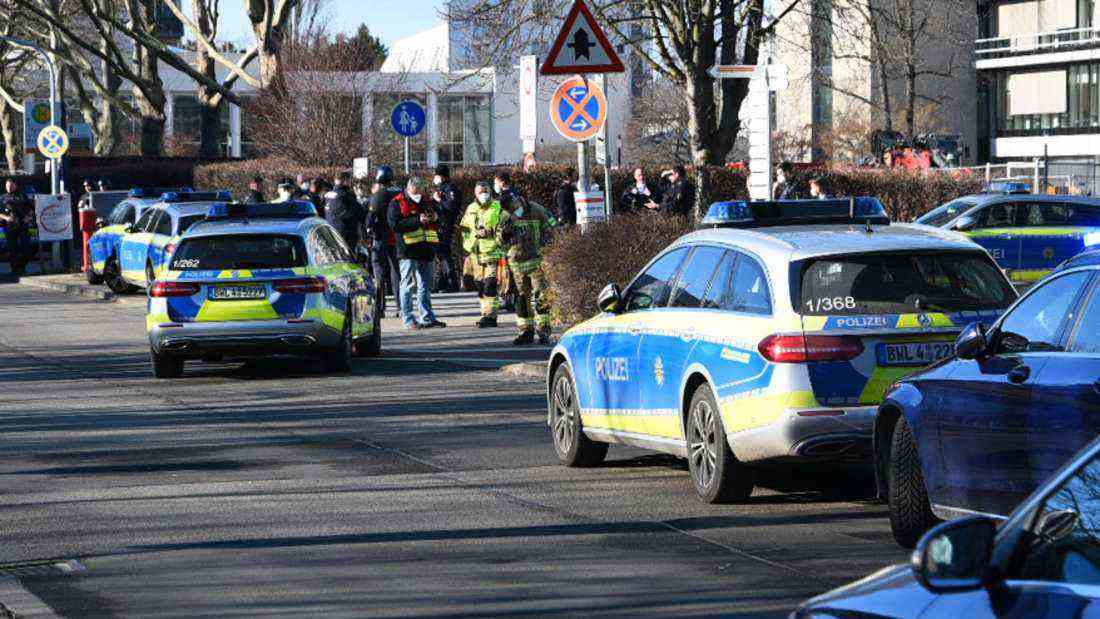 Fahrzeuge der Polizei stehen am Gelände der Heidelberger Universität. Auf dem Campus hat es nach Informationen der Deutschen Presse-Agentur einen Amoklauf gegeben.