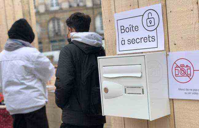 On the Place du Parlement in Rennes, the work SECRETS by Dan Acher attracts many curious people who approach to read the messages left by the inhabitants. 