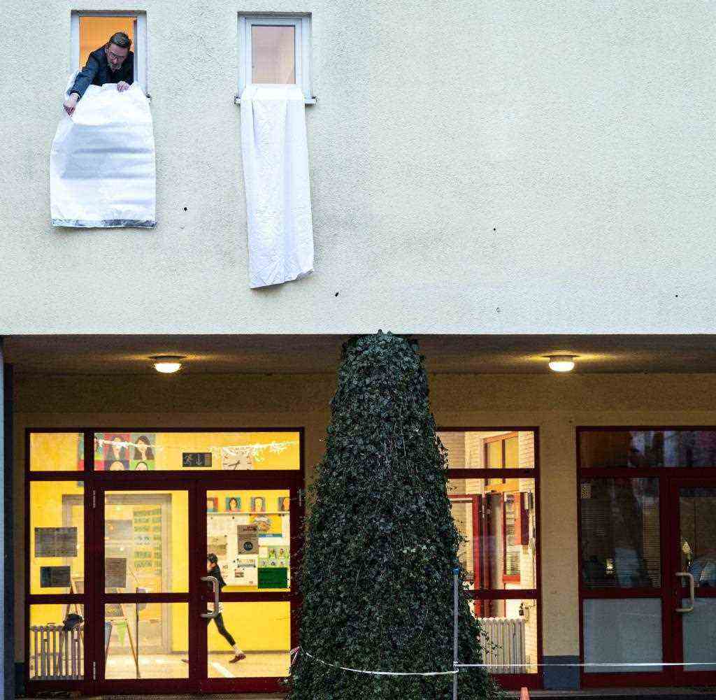 Holger Thrien, Schulleiter der Beckbusch-Schule in Düsseldorf, hängt eine weiße Fahne aus dem Fenster