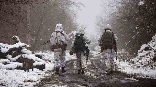 Ukrainische Soldaten: Sie sollen an der Grenze in Tschernobyl patrouillieren.  (Quelle: dpa/Andriy Dubchak/AP)