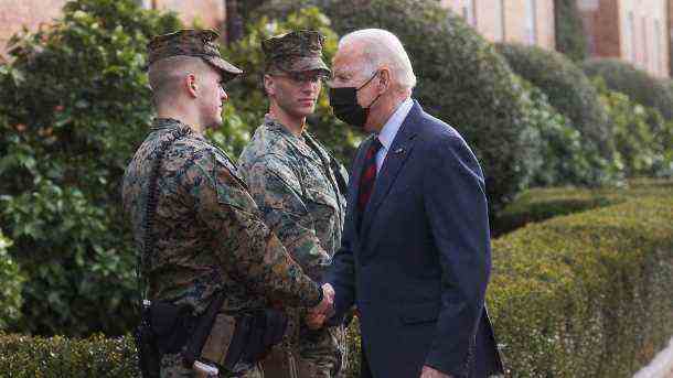 Joe Biden begrüßt Soldaten in Washington: Der Ton im Ukraine-Konflikt verschärft sich. (Quelle: Reuters/Leah Millis)