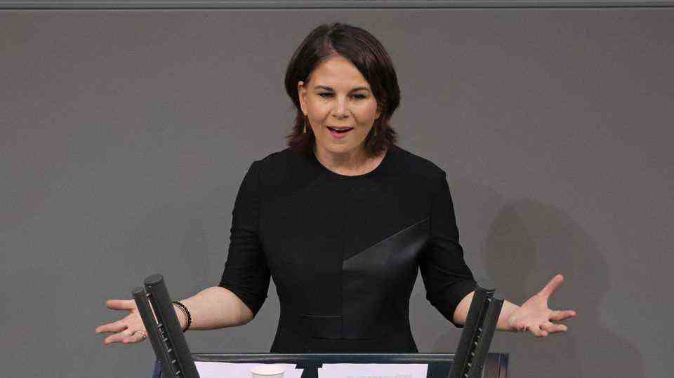 Foreign Minister Annalena Baerbock at the lectern in the Bundestag
