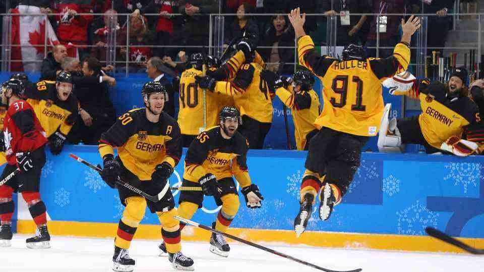 Der Moment, in dem das deutsche Team Eishockeygeschichte schrieb: Nach dem Sieg gegen Kanada jubeln Moritz Müller (Nummer 91) und das deutsche Team über den Einzug ins Finale bei den Winterspielen 2018. Dort fehlten gegen Russland nur wenige Sekunden bis zur Goldmedaille.