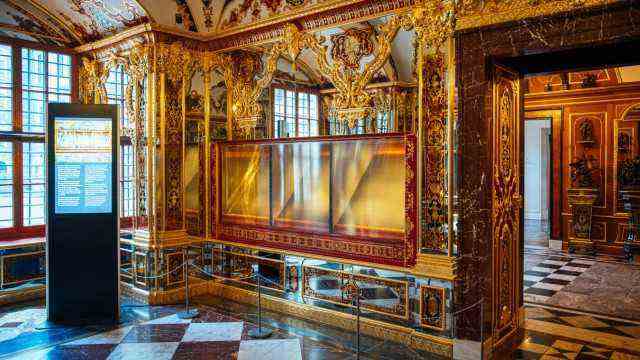 Jewel theft process: The robbed display case in the Jewel Room of the Historical Green Vault in the Residential Palace in Dresden.