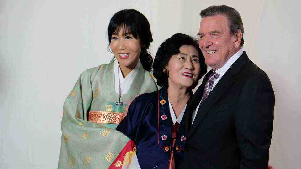 Gerhard Schröder poses together with his wife Soyeon Kim and her mother in the Berlin hotel "Adlon".  After the civil wedding in May in Kim's home country Korea, the official wedding celebration took place in Germany.  It is the fifth marriage for Gerhard Schröder and the second for Soyeon Kim.