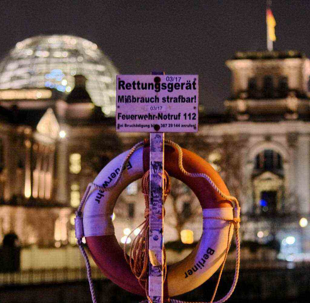 Krisenrepublik: Blick von der Spree auf den Reichstag