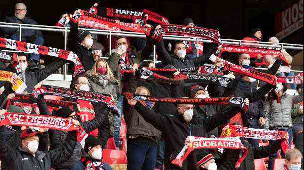 Fans des SC Freiburg im Stadion: Ab sofort dürfen wieder mehr Zuschauer ins Stadion.  (Quelle: imago images/Eibner)