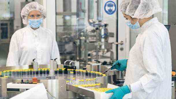 Mitarbeiterinnen eines Impfstoffwerks in Hamburg bei der Herstellung von Comirnaty: Die Studie soll bis zu 1.420 Testpersonen umfassen. (Quelle: Xander Hein)