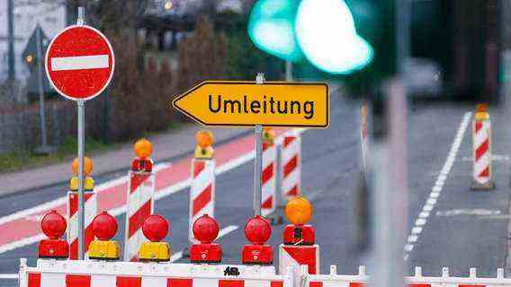 There is a sign on the closed road that says "detour".  © picture alliance/Geisler-Fotopress Photo: Christoph Hardt/Geisler-Fotopress