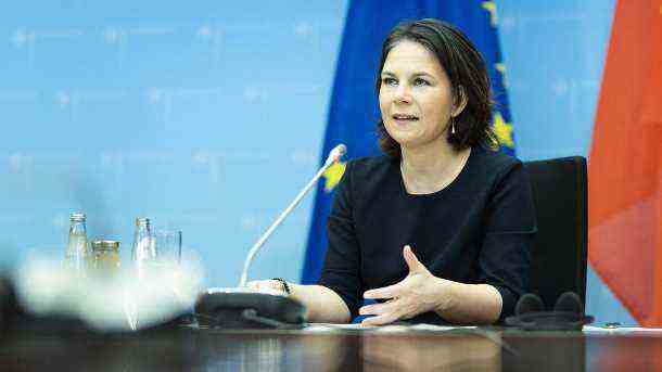 Annalena Baerbock: Die Bundesaußenministerin beteuert, dass das Botschaftspersonal vorerst in der Ukraine bleibt. (Quelle: imago images/Florian Gaertner)