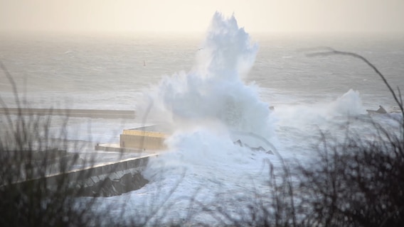 Mass of water crashes into breakwaters on Helgoland, creating meter-high spray.  © NDR 