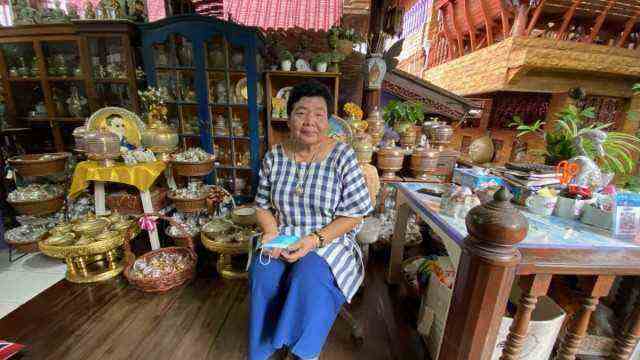 Handicrafts: Five family clans have dedicated themselves to the Benjarong in the village of Don Kai Dee, an hour's drive from Bangkok.  Here the village chief Urai Thaeng Eim.