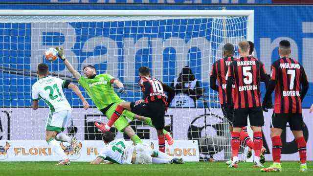 Bundesliga: Lukas Hradecky tried everything, could not prevent the goal in the second margin from Grisha Prömel (left).
