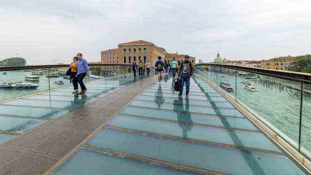 Bridge breakdowns: be careful, slippery: the glass floor allows a view of the water of the Grand Canal under the bridge, but it has its pitfalls.