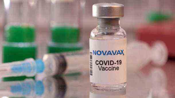 Der Novavax-Impfstoff könnte in den kommenden Wochen vor allem an medizinischen Personal verteilt werden. (Symbolbild) (Quelle: Reuters/Dado Ruvic)
