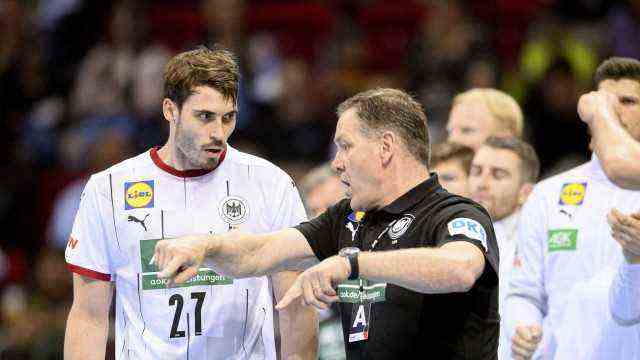 Corona at the European Handball Championship: This is how it's done: Hendrik Wagner, who is being instructed by national coach Alfred Gislason here in the test match against Portugal, is already with the team in Bratislava.