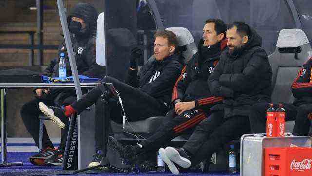 FC Bayern versus Hertha BSC: Very happy with the performance of his team: Julian Nagelsmann, here with assistant coach Dino Toppmöller and sports director Hasan Salihamidzic.