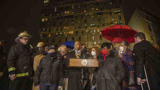 Fire in New York: New York City Mayor Eric Adams speaks at a press conference in front of the affected building.