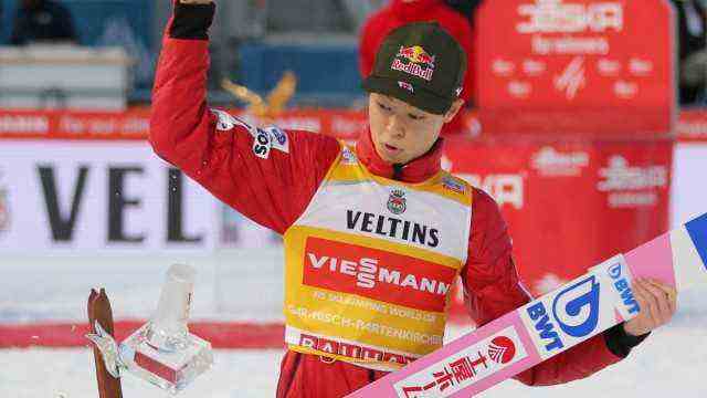 Four Hills Tournament: Base fall: His trophy broke into two parts on Saturday in the winning photo in Garmisch-Partenkirchen.  Ryoyu Kobayashi's chances of overall victory on the tour are more than intact.