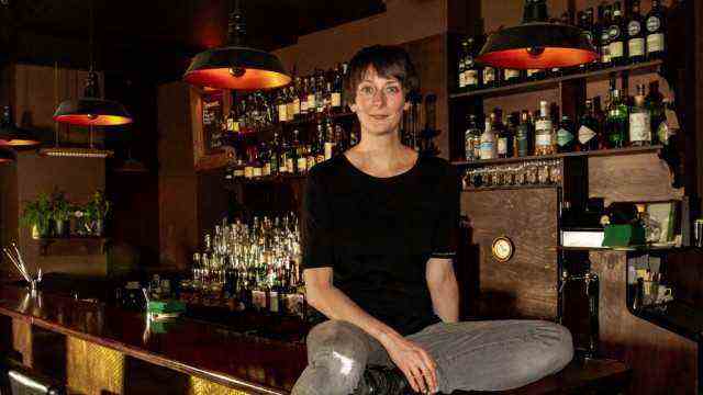 Reeperbahn: Barbetreiberin Constanze Lay in ihrer Rabbithole Bar. Im Herbst hatte sie noch viel zu tun.