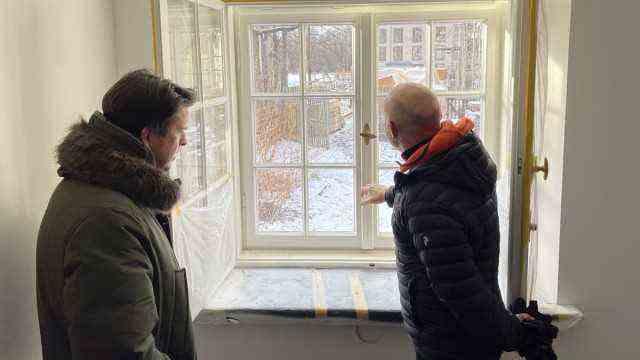 Haar: Haars building authority manager Josef Schartel (right) examines the windows that were renovated according to the specifications of the monument protection.