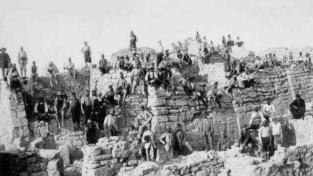 Heinrich Schliemann: Excavation work on the hill of Hisarlık, the site of the ancient city of Troja / Ilion, around 1890.