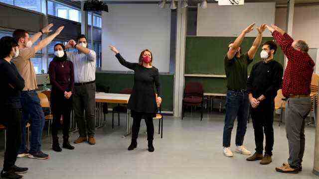 Theater and technology: the actress Karin Krug (centre) explains the exercise "Tenants, House, Earthquake".