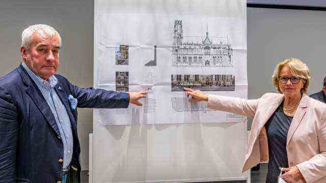 Regensburg Cathedral: Ludwig Spaenle, anti-Semitism commissioner for Bavaria and Ilse Danziger, chairwoman of the Jewish community in Regensburg, are in front of a plan for the Regensburg Cathedral.