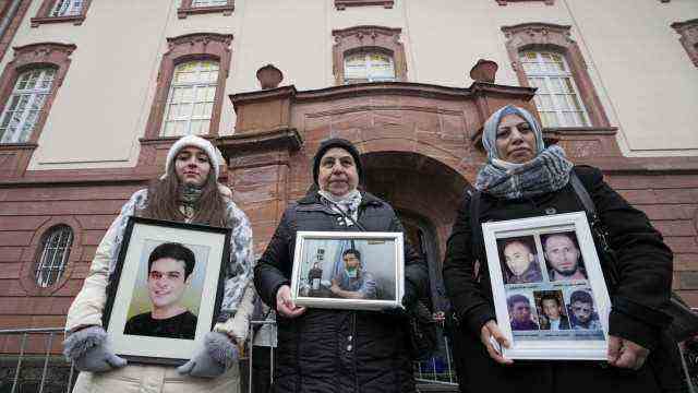 Trial: Samaa Mahmoud, Mariam Alhallak and Yasmen Almashan (from left) remember their relatives who were killed in Syrian custody in front of the court in Koblenz.