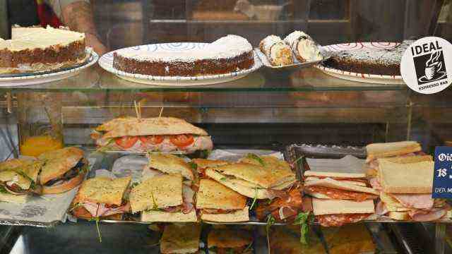 Ideal Espresso Bar: Free choice: Paninis with different fillings are ready, cakes and other sweets.
