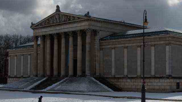 Cultural buildings: The State Collection of Antiquities line the south side of Königsplatz.