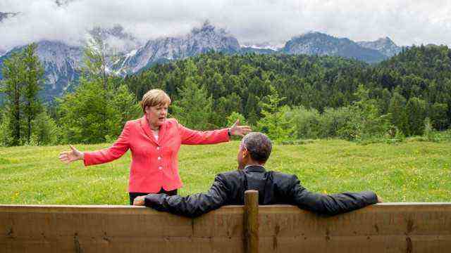 Politics and staging: The original: Angela Merkel and Barack Obama on the long bench in front of Schloss Elmau.  Hundreds of times the photo was alienated as a meme.