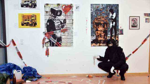 Puchheim: The police as a topic: the artist Discop in front of one of his works.