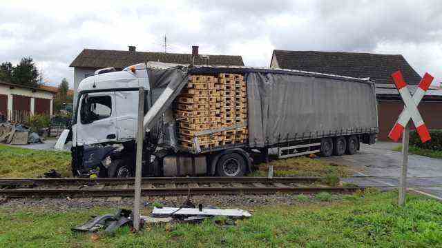 Road safety: The truck driver was seriously injured in this accident in Nieder-Ofleiden in Hessen.