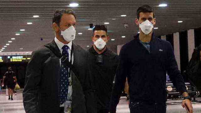 Reactions to Djokovic expulsion: At the airport and on the way home: Novak Djokovic in Melbourne.