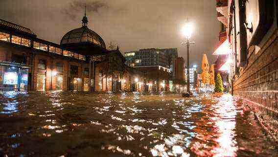During a storm surge, the fish market in Hamburg is flooded.  © picture alliance/dpa Photo: Daniel Bockwoldt