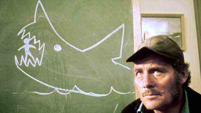 Fashion and pop culture in the USA: The cap as a mark of recognition for ordinary people: Robert Shaw as the shark hunter Quint in the thriller "The White shark".