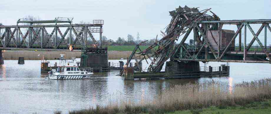 Railway: In December 2015, experts and the water police assessed the damage to the bascule bridge over the Ems near Weener from a ship.