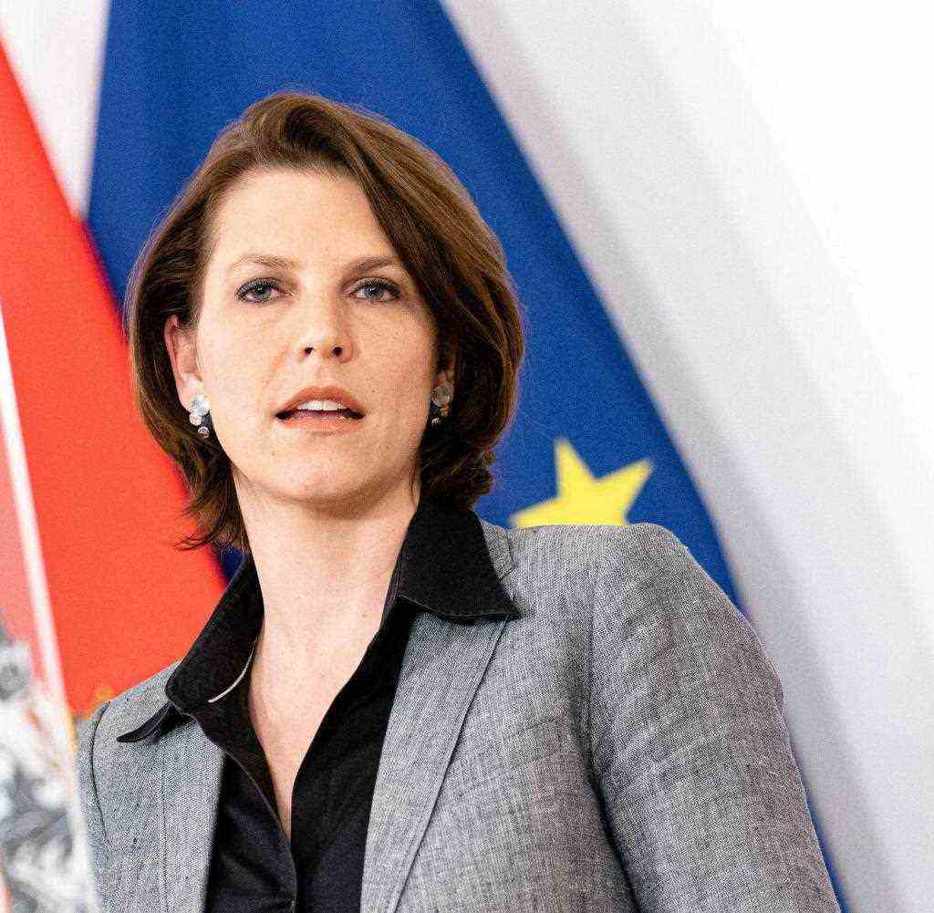 „Strafen sind leider notwendig, um einer Durchsetzung der Impfpflicht auch Nachdruck zu verleihen“, sagt Karoline Edtstadler, österreichische Ministern für EU und Verfassung