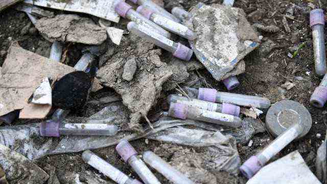 Package thefts in Los Angeles: unused Covid test tubes lie in the dirt.