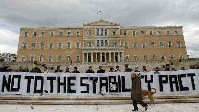 20 years of euro cash: "No to the stability package" Demonstrators announce in front of the Greek Parliament in Athens: These EU rules are controversial.