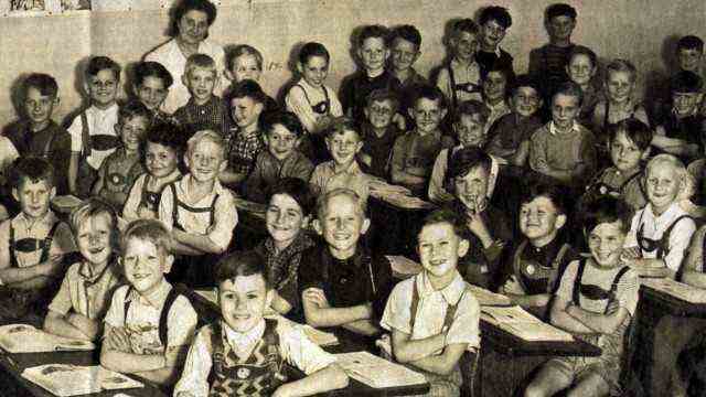 Book about Haidhausen: A class photo from the school year 1950/51 of the elementary school on Kirchenstrasse in Haidhausen: Hans Schlehhuber is the boy in the third row, the second from the right.