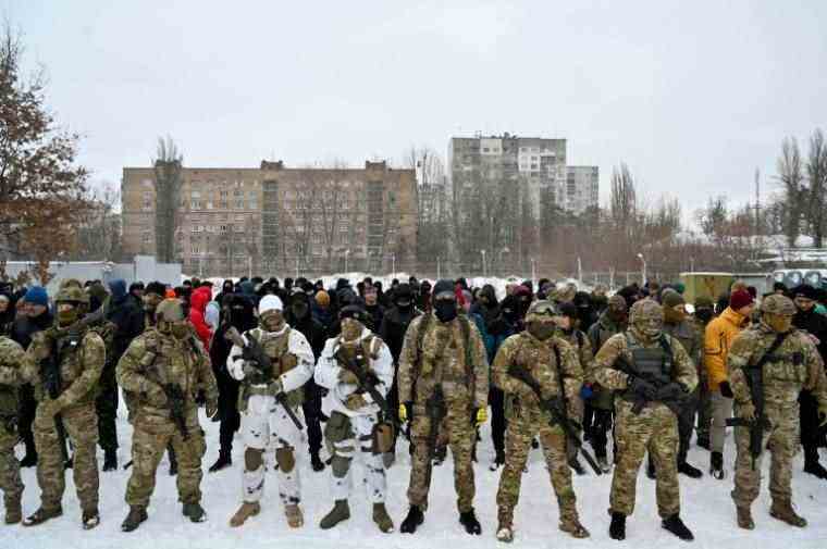 Military instructors and civilians during training in Kiev on January 30, 2021 in Ukraine (AFP / Sergei SUPINSKY)